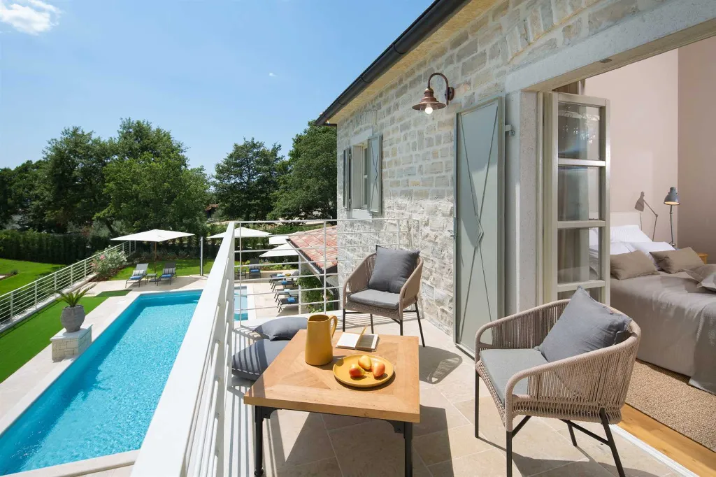 Spacious 4-Bedroom Villa with Pool in Kanfanar