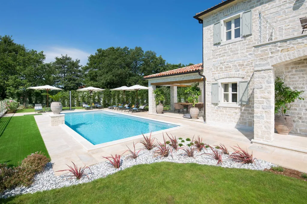 Spacious 4-Bedroom Villa with Pool in Kanfanar