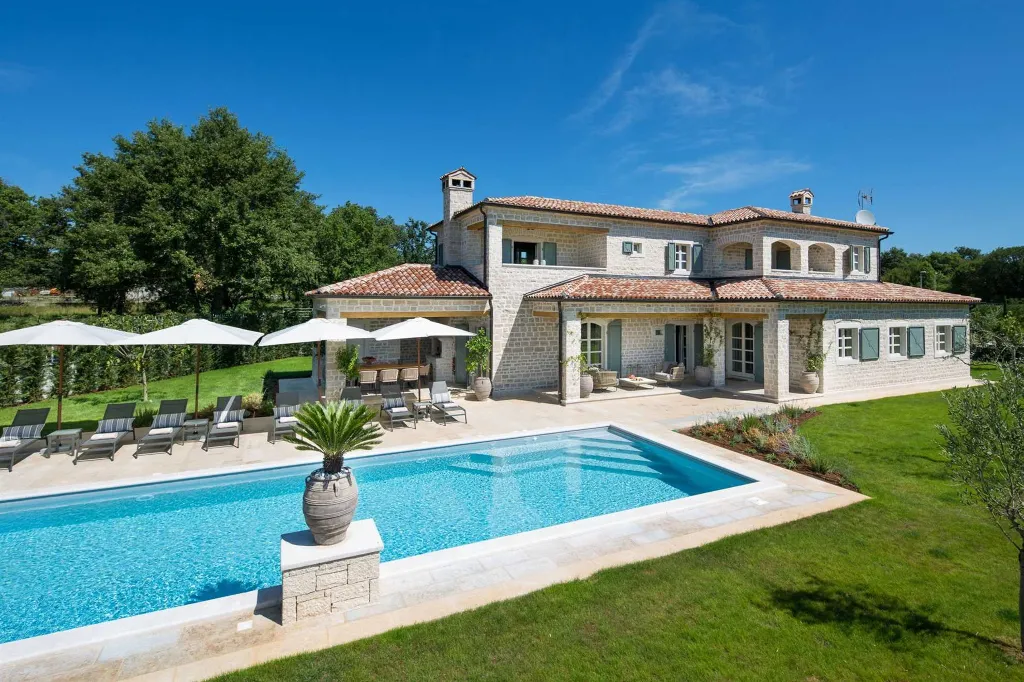 Spacious Holiday Villa with Pool in Kanfanar