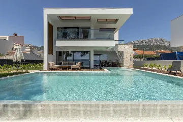 Seafront Family Villa with Pool in Kaštel Kambelovac