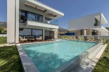 Seafront Family Villa with Pool in Kaštel Kambelovac