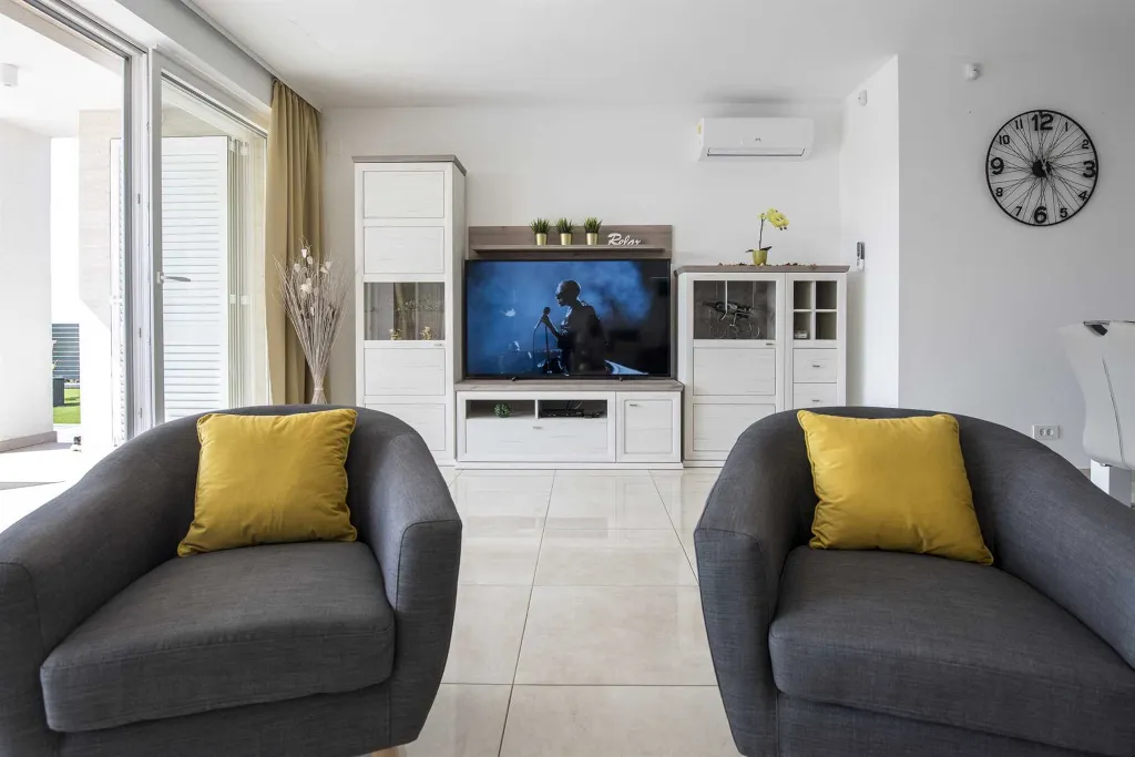 Contemporary 4-Bedroom Villa with Pool in Novalja