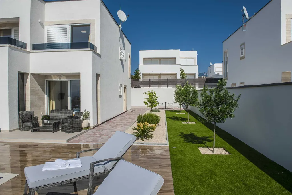 Contemporary 4-Bedroom Villa with Pool in Novalja