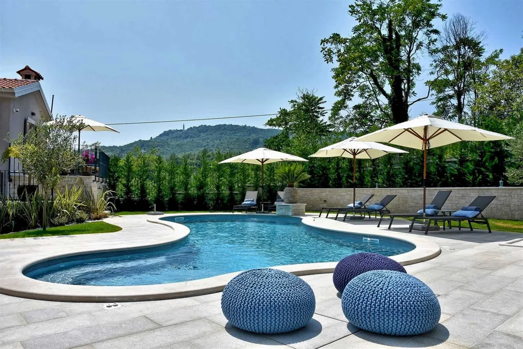 Country Villa Retreat with Pool in Pićan
