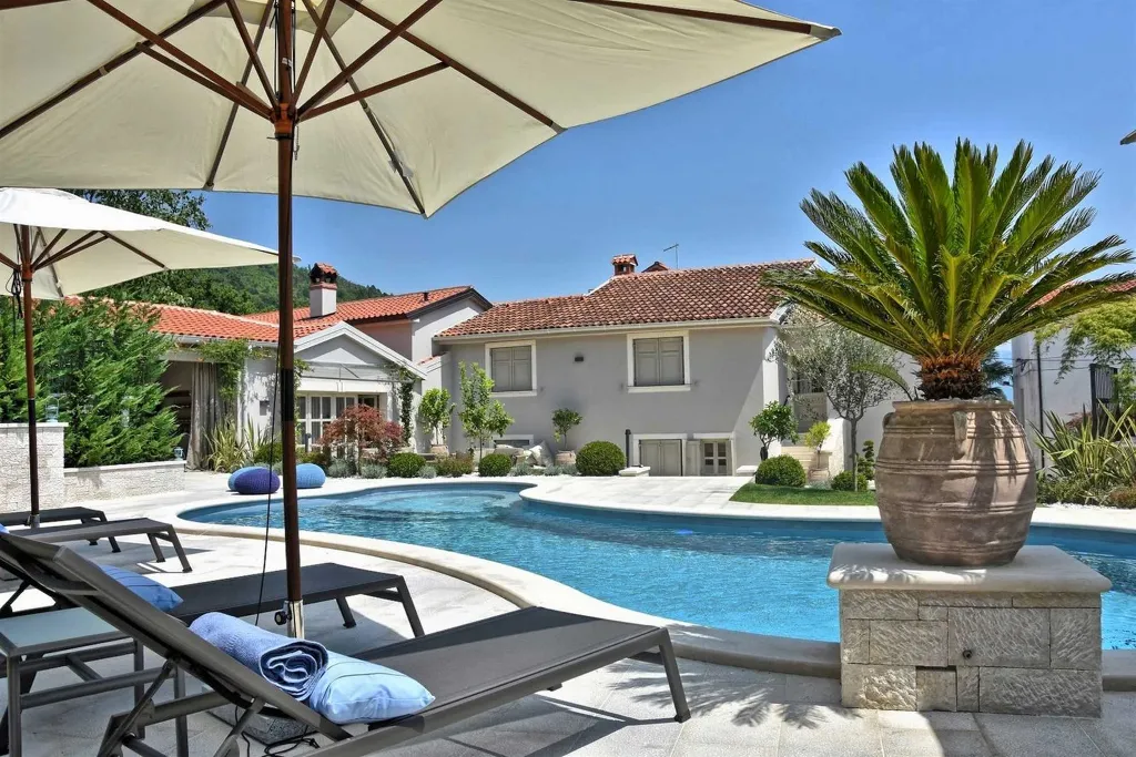 Country Villa Retreat with Pool in Pićan