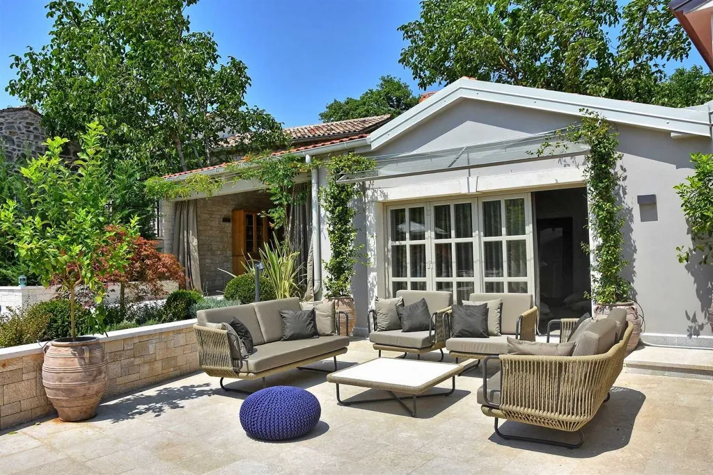 Country Villa Retreat with Pool in Pićan