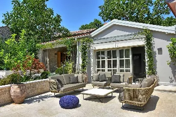 Country Villa Retreat with Pool in Pićan