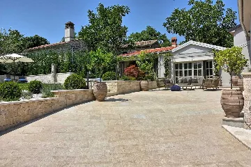 Country Villa Retreat with Pool in Pićan