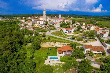 Spacious Villa Retreat with Pool in Višnjan