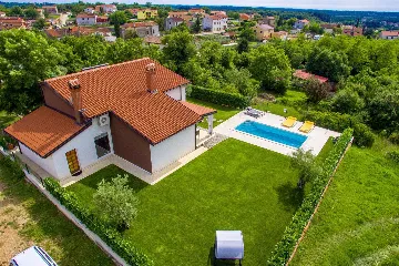 Spacious Villa Retreat with Pool in Višnjan