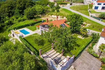 Spacious Villa Retreat with Pool in Višnjan