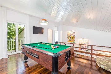 Spacious Villa Retreat with Pool in Višnjan