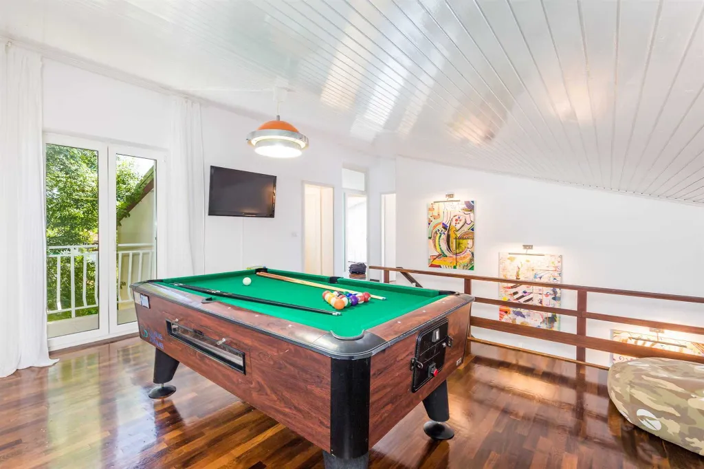 Spacious Villa Retreat with Pool in Višnjan