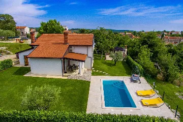 Spacious Villa Retreat with Pool in Višnjan