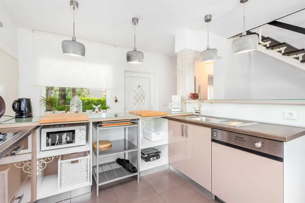 Spacious Villa Retreat with Pool in Višnjan