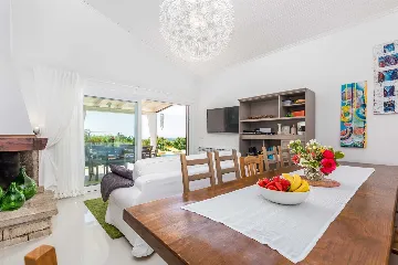 Spacious Villa Retreat with Pool in Višnjan