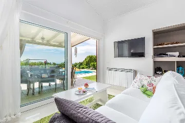 Spacious Villa Retreat with Pool in Višnjan