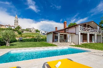 Spacious Villa Retreat with Pool in Višnjan