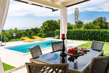 Spacious Villa Retreat with Pool in Višnjan
