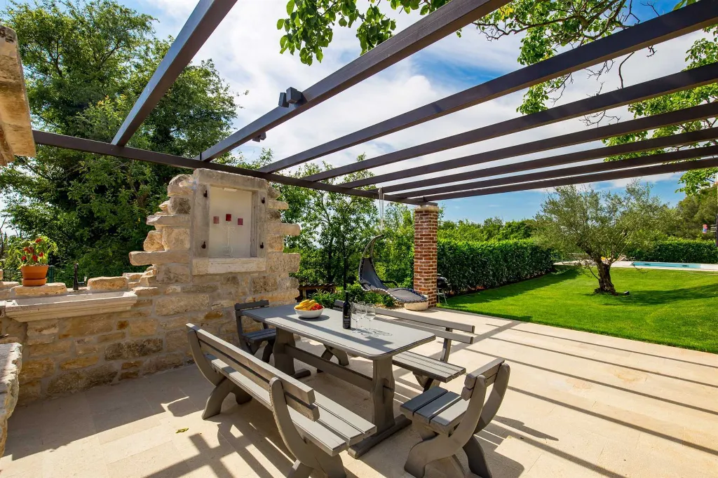 Spacious Villa Retreat with Pool in Višnjan