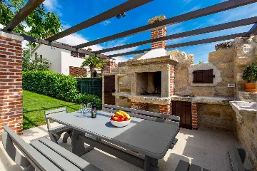 Spacious Villa Retreat with Pool in Višnjan