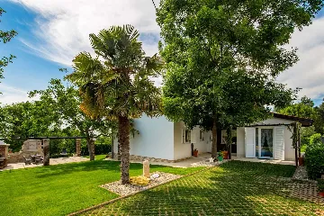 Spacious Villa Retreat with Pool in Višnjan
