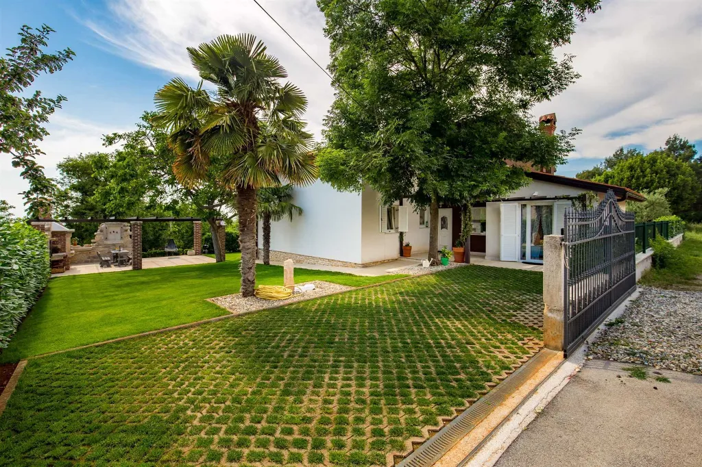 Spacious Villa Retreat with Pool in Višnjan