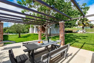 Spacious Villa Retreat with Pool in Višnjan