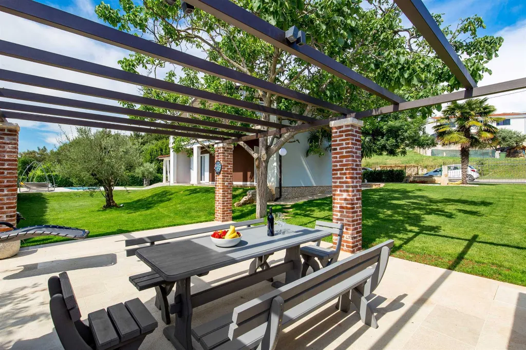 Spacious Villa Retreat with Pool in Višnjan