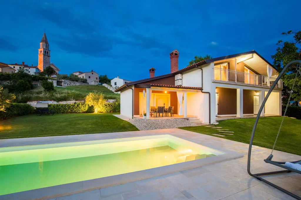 Spacious Villa Retreat with Pool in Višnjan