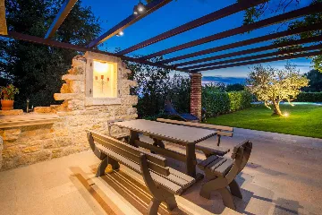 Spacious Villa Retreat with Pool in Višnjan