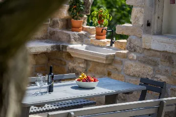 Spacious Villa Retreat with Pool in Višnjan