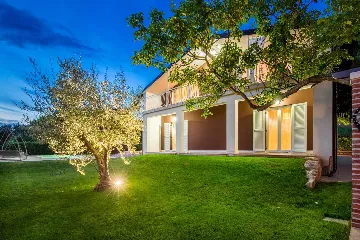 Spacious Villa Retreat with Pool in Višnjan