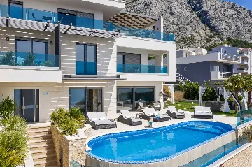 Contemporary Villa with Infinity Pool in Makarska