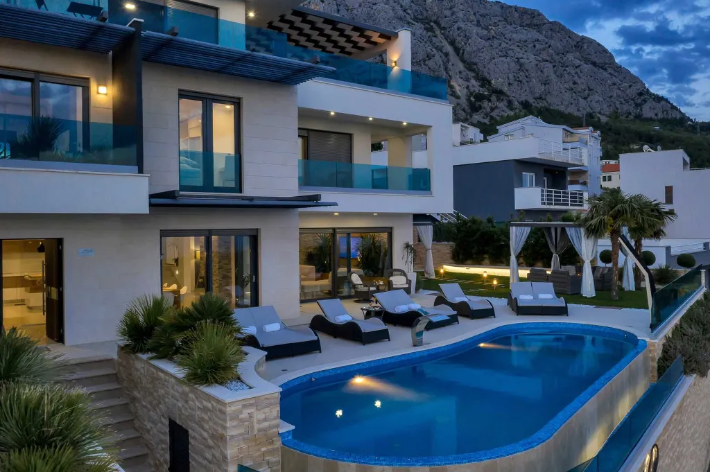 Contemporary Villa with Infinity Pool in Makarska