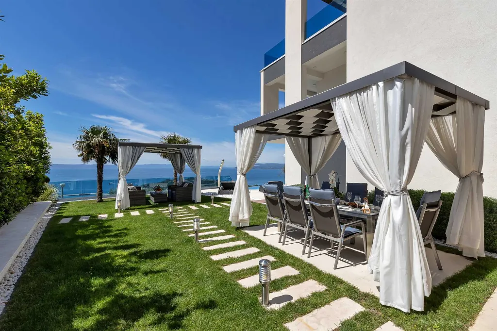 Contemporary Villa with Infinity Pool in Makarska