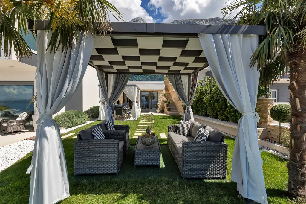 Contemporary Villa with Infinity Pool in Makarska