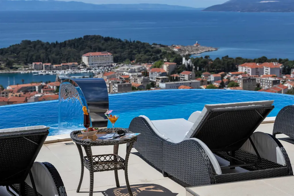 Contemporary Villa with Infinity Pool in Makarska