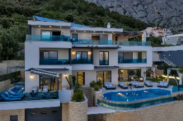 Spacious Seven-Bedroom Villa with Pools in Makarska