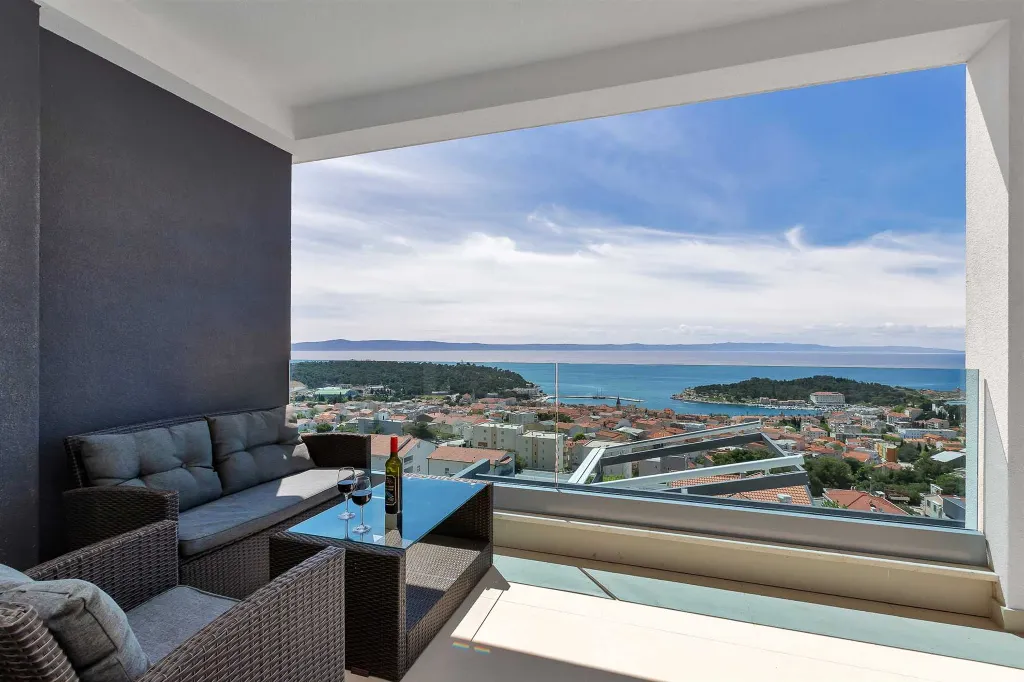 Spacious Seven-Bedroom Villa with Pools in Makarska