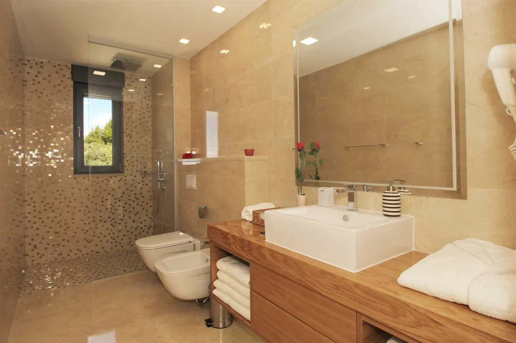 Spacious Seven-Bedroom Villa with Pools in Makarska
