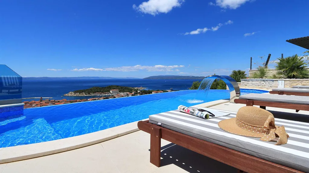 Spacious Seven-Bedroom Villa with Pools in Makarska