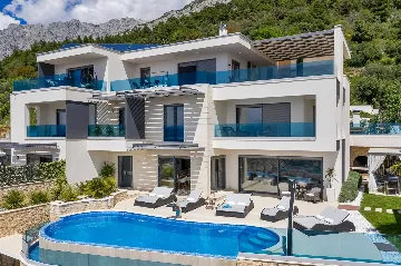 Spacious Seven-Bedroom Villa with Pools in Makarska