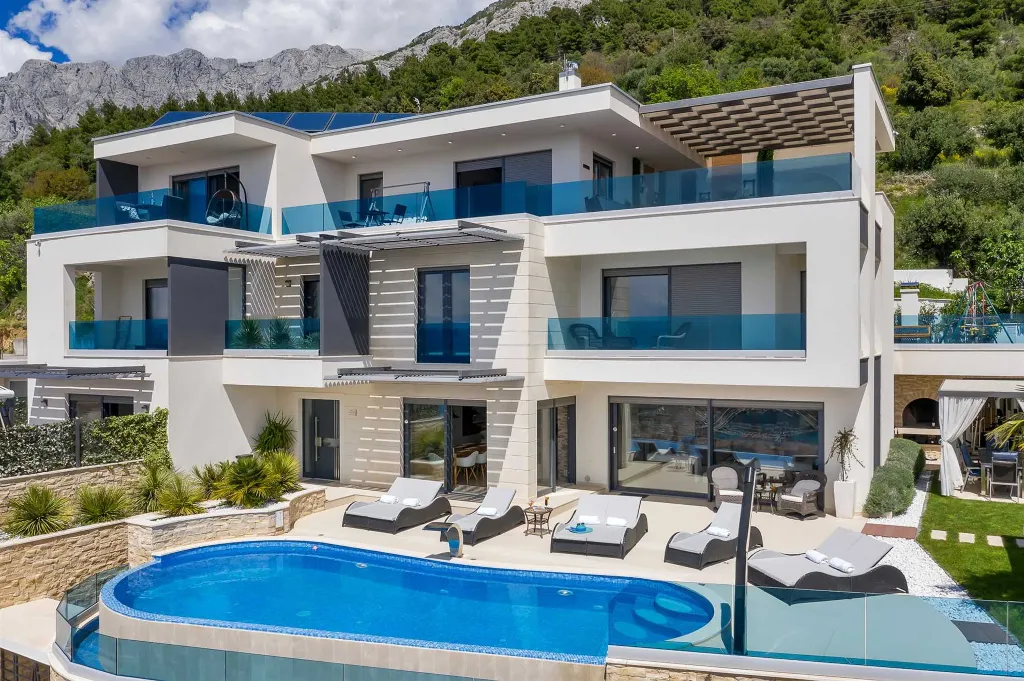 Spacious Seven-Bedroom Villa with Pools in Makarska