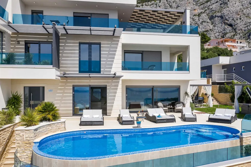 Spacious Seven-Bedroom Villa with Pools in Makarska