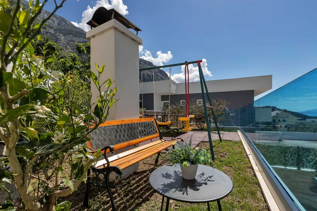 Spacious Seven-Bedroom Villa with Pools in Makarska