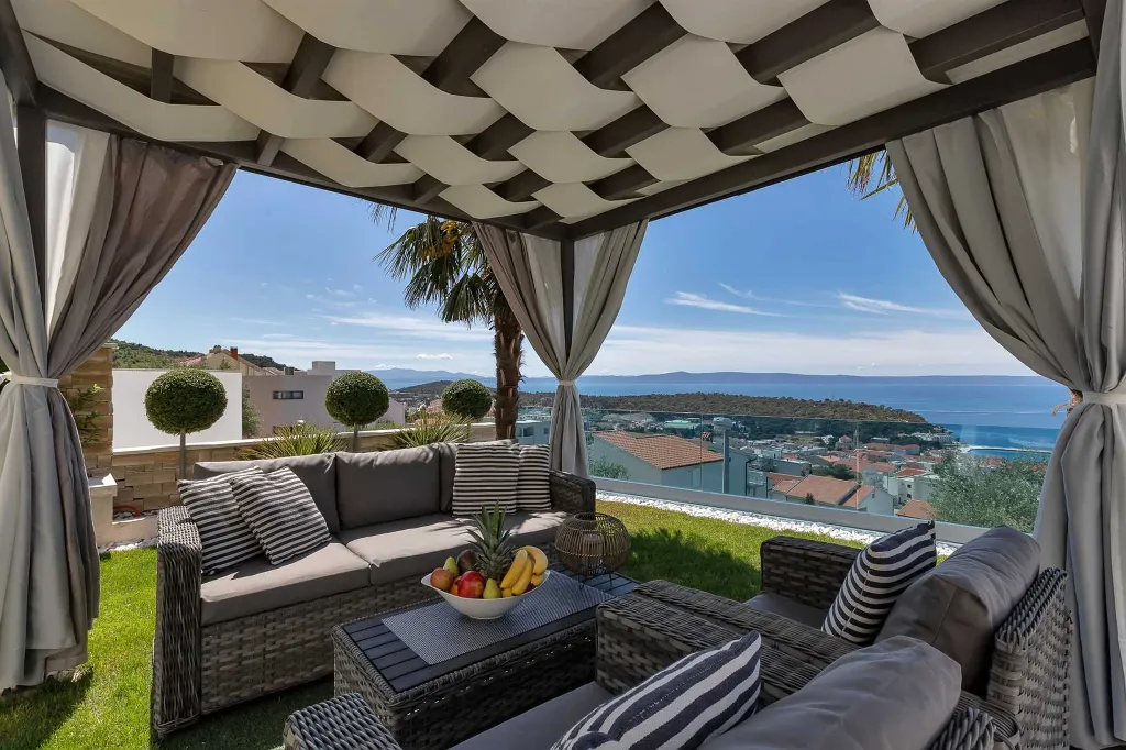 Spacious Seven-Bedroom Villa with Pools in Makarska
