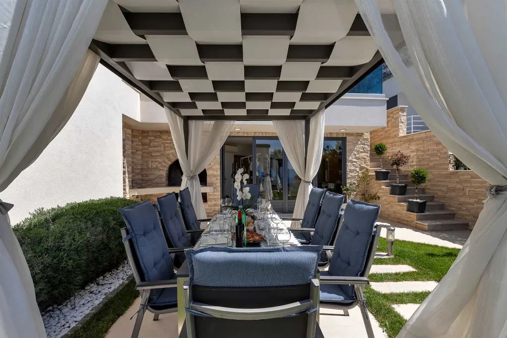 Spacious Seven-Bedroom Villa with Pools in Makarska