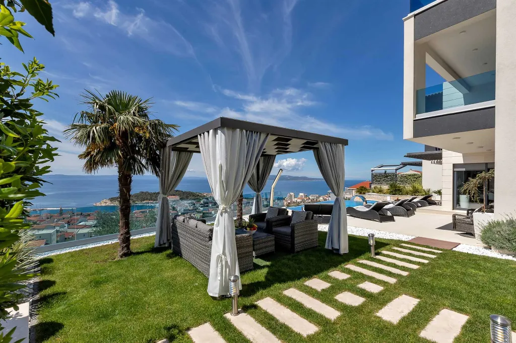Spacious Seven-Bedroom Villa with Pools in Makarska