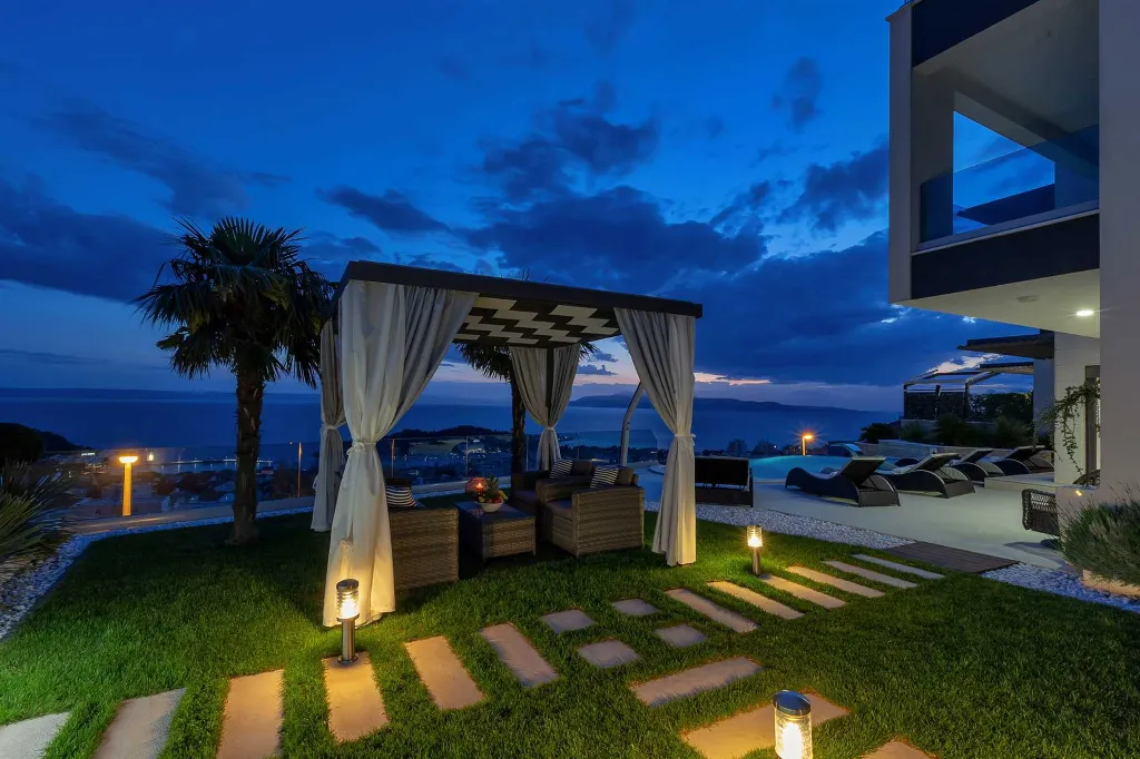 Spacious Seven-Bedroom Villa with Pools in Makarska